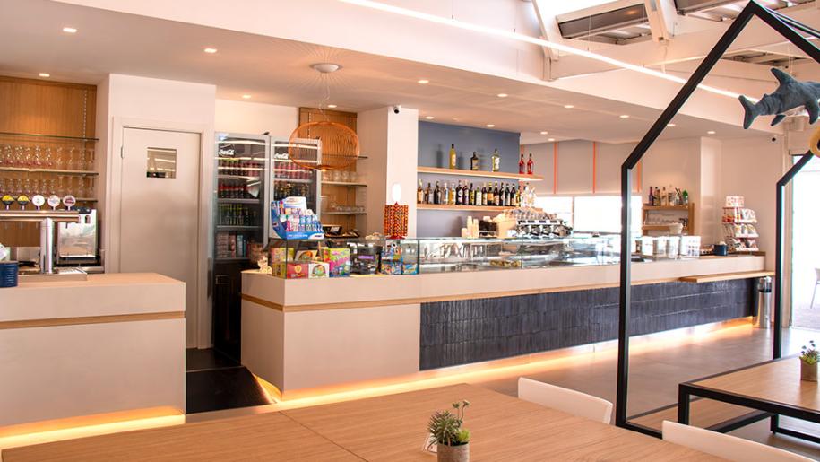 Moderno bar luminoso con arredi eleganti e atmosfera accogliente.